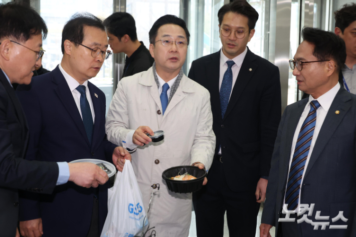 국회 '윤석열 정권 정치검찰 조작기소 의혹 사건 진상규명 국정조사특별위원회'가 '연어 술 파티', '진술 회유 의혹' 검증을 위해 지난 4월 9일 경기 수원지검을 현장 방문한 가운데 박성준 더불어민주당 간사를 비롯한 의원들이 연어회 덮밥을 받아 취재진을 향해 보여주고 있다. 국회사진기자단