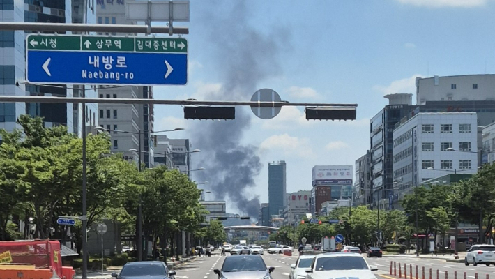 15일 낮 광주 서구 금호동 한 자원업체 야적장에서 불이 나 검은 연기가 치솟고 있다. 독자 제공