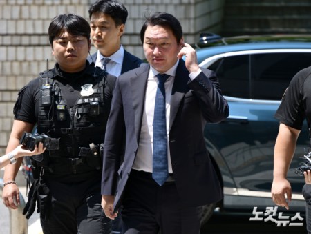 최태원 SK그룹 회장이 15일 서울 서초구 서울고등법원에서 열린 재산분할 파기환송심 2차 조정 기일에 출석하고 있다.