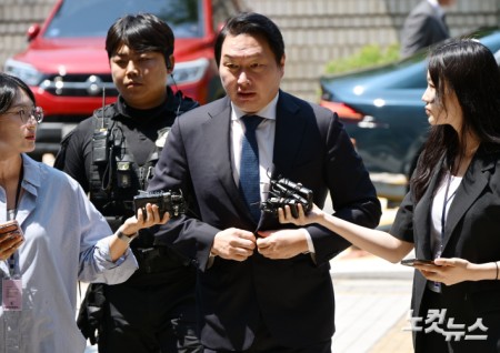 최태원 SK그룹 회장이 15일 서울 서초구 서울고등법원에서 열린 재산분할 파기환송심 2차 조정 기일에 출석하고 있다.