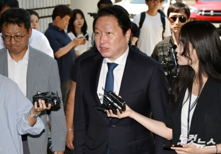 최태원 SK그룹 회장이 15일 서울 서초구 서울고등법원에서 열린 재산분할 파기환송심 2차 조정 기일에 출석하고 있다.