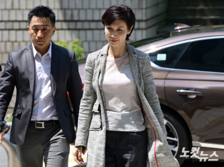 노소영 아트센터 나비 관장이 15일 서울 서초구 서울고등법원에서 열린 재산분할 파기환송심 2차 조정 기일에 출석하고 있다.