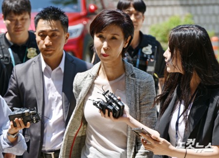 노소영 아트센터 나비 관장이 15일 서울 서초구 서울고등법원에서 열린 재산분할 파기환송심 2차 조정 기일에 출석하고 있다.