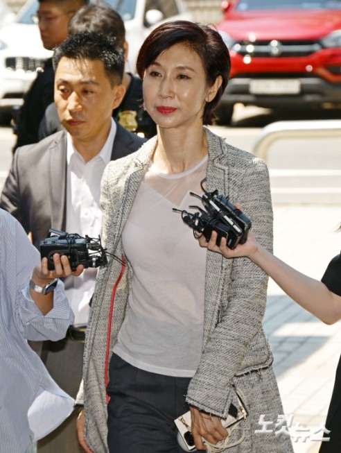 노소영 아트센터 나비 관장이 15일 서울 서초구 서울고등법원에서 열린 재산분할 파기환송심 2차 조정 기일에 출석하고 있다.