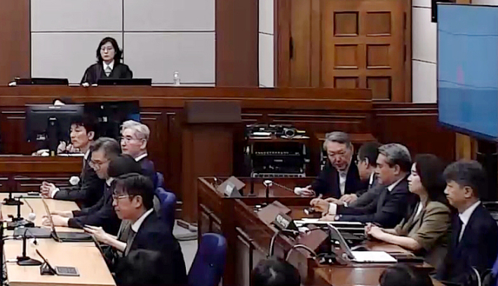 윤석열 전 대통령이 지난 12일 서울 서초구 서울중앙지방법원에서 열린 일반이적 및 직권남용권리행사방해 혐의 1심 선고 공판에 출석해 변호인단 배보윤 변호사와 대화하고 있다. 서울중앙지법 형사합의36부(이정엽 부장판사)는 이날 윤 전 대통령에게 징역 30년을 선고했다. 윤 전 대통령은 12·3 비상계엄의 명분을 만들기 위해 '평양 무인기 투입 작전'을 지시한 혐의로 기소됐다. 서울중앙지법 제공