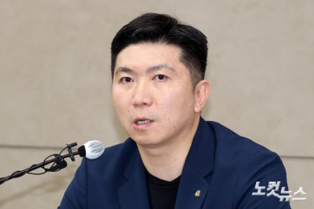 기자회견하는 유승민 대한체육회장