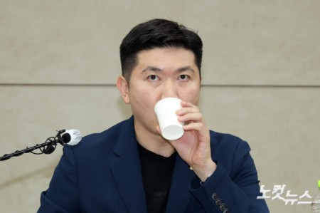 물 마시는 유승민 회장