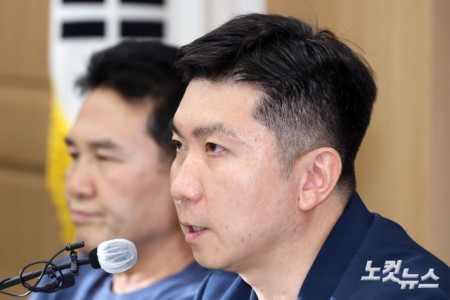 기자회견하는 유승민 체육회장