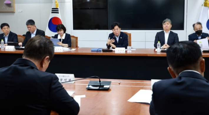 김영훈 고용노동부 장관(가운데)이 15일 정부세종청사에서 포스코그룹 경영진과 간담회를 갖고 발언하고 있다. 연합뉴스