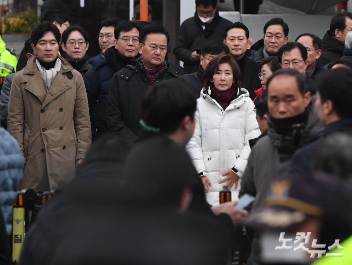 윤석열 전 대통령 체포영장 만료 시한이었던 지난해 1월 6일 오전 나경원 국민의힘 의원을 비롯한 의원들이 서울 용산구 한남동 대통령 관저 정문 앞에 모여있다. 황진환 기자