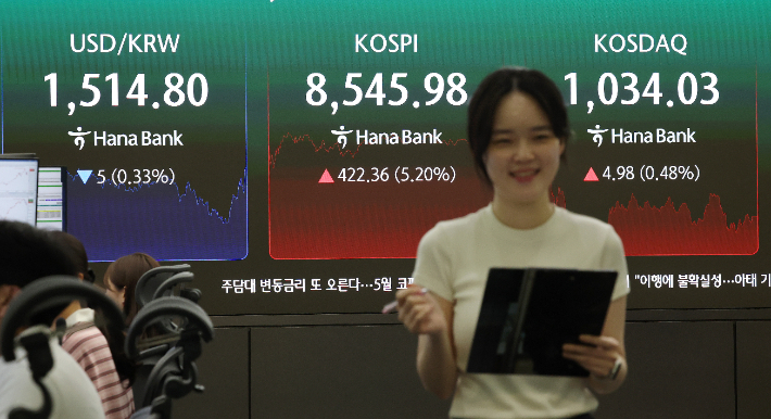 코스피가 미국과 이란 간 종전 합의에 상승 마감한 15일 서울 중구 하나은행 딜링룸 현황판에 코스피와 코스닥, 원/달러 환율이 표시되고 있다. 연합뉴스