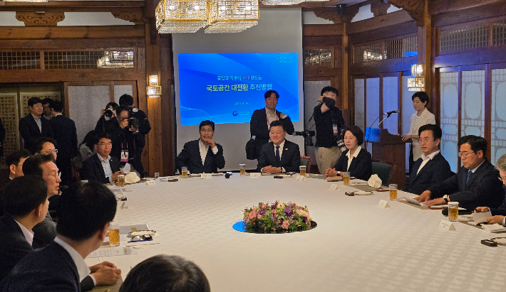 김민석 국무총리가 광역단체장 당선인들과 간담회를 열고 지역 현안에 대한 의견을 나눴다. 허태정 당선인 인수위 제공