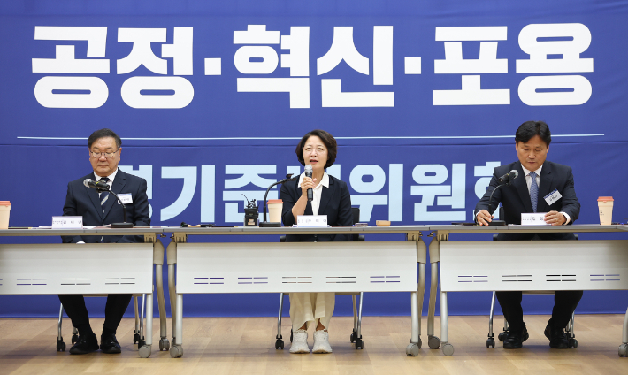 추미애 경기지사 당선인(가운데)이 15일 경기 수원 경기신용보증재단 대회의실에서 열린 공정·혁신·포용 경기준비위원회 1차 전체회의에서 모두 발언을 하는 모습. 공정·혁신·포용 경기준비위원회 제공