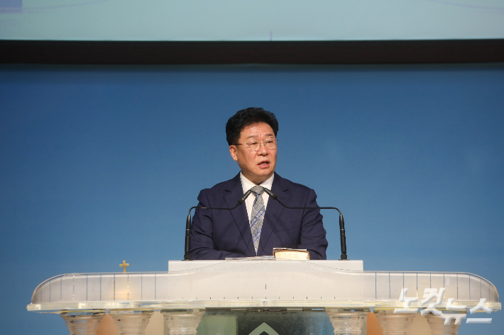 전주시장로교회연합회 대표회장 김석호 목사가 제26회 북한 어린이를 돕기 위한 부흥성회에서 환영사를 전하고 있다. 최화랑 기자
