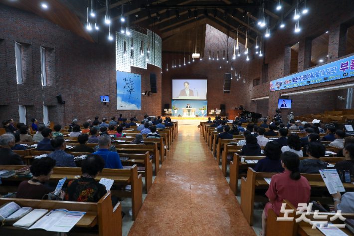 제26회 북한 어린이를 돕기 위한 부흥성회가 열린 전주서문교회에서 전주지역 목회자와 성도들이 함께 예배드리고 있다. 최화랑 기자