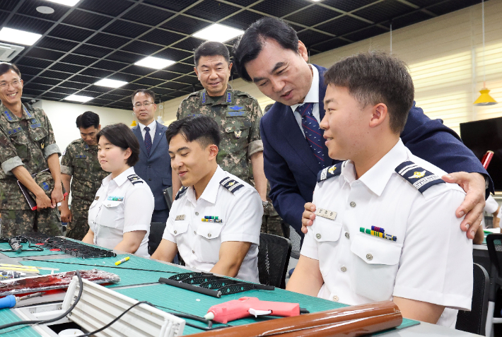 안규백 국방부 장관이 15일 공군사관학교를 방문해 공군사관생도들을 격려하고 있다. 국방부 제공
