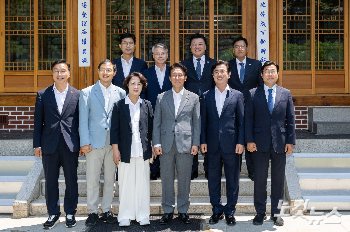 김민석 국무총리, 추미애 경기도지사 당선인을 비롯한 광역단체장 당선자들이 15일 오후 서울 종로구 국무총리 서울공관에서 열린 국토대전환 광역단체장 당선자 간담회에서 기념촬영을 하고 있다. 황진환 기자