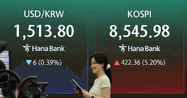 코스피가 미국과 이란 간 종전 합의에 상승 마감한 15일 서울 중구 하나은행 딜링룸 현황판에 코스피와 원/달러 환율이 표시되고 있다. 연합뉴스