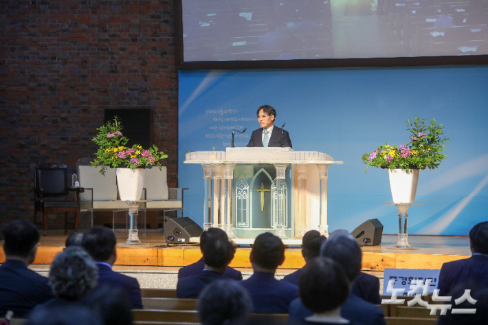 산정현교회 김관선 원로목사가 부흥성회에서 말씀을 전하고 있다. 최화랑 기자