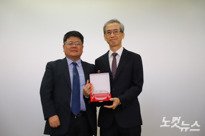2부 창립대회 위촉패 전달식. 좌측(이진백 포항CBS 대표), 우측(노 충 포항CBS 미디어선교회 회장). 김일현 선교국장
