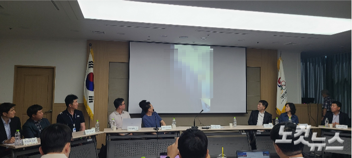 잠실 개표소 봉쇄 집회 관련 '업무 정상화 호소' 기자회견이 열린 가운데 참석자들이 피해 상황이 담긴 영상을 시청하고 있다. 동규기자 