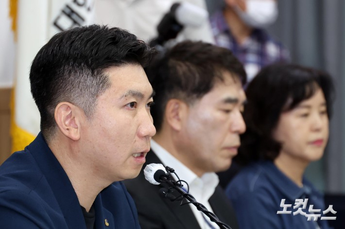 잠실 개표소 봉쇄 집회가 열 하루째 이어지고 있는 가운데 15일 유승민 대한체육회장(사진 맨 왼쪽)이 서울 송파구 대한체육회 회의실에서 올림픽공원 핸드볼경기장 입주 회원종목단체 사무실 출입제한과 관련한 기자회견을 하고 있다. 박종민기자