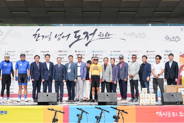 권원택 월성원자력본부장을 비롯한 내빈들이 기념사진을 촬영하고 있다. 월성본부 제공