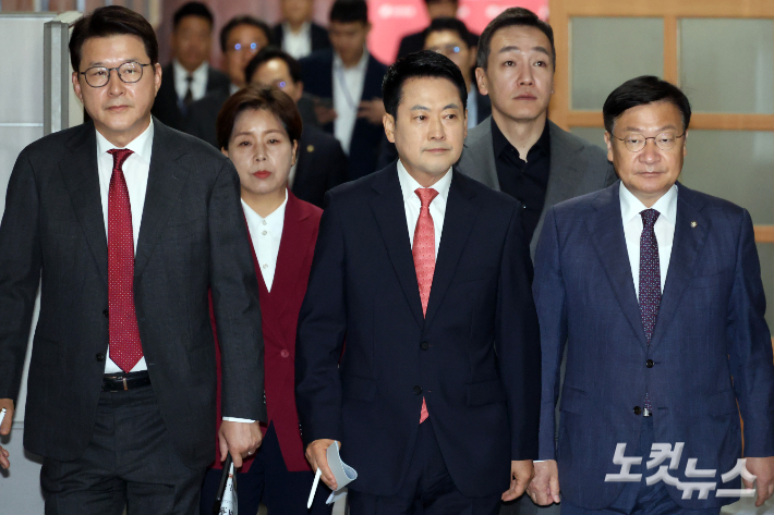 국민의힘 장동혁 대표와 정점식 원내대표가 15일 서울 여의도 국회에서 열린 최고위원회의에 참석하고 있다. 윤창원 기자