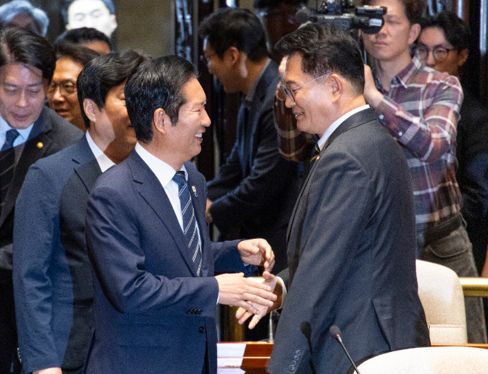 더불어민주당 정청래 대표(왼쪽)가 11일 국회에서 열린 의원총회에 입장하다 송영길 의원과 악수하고 있다. 연합뉴스