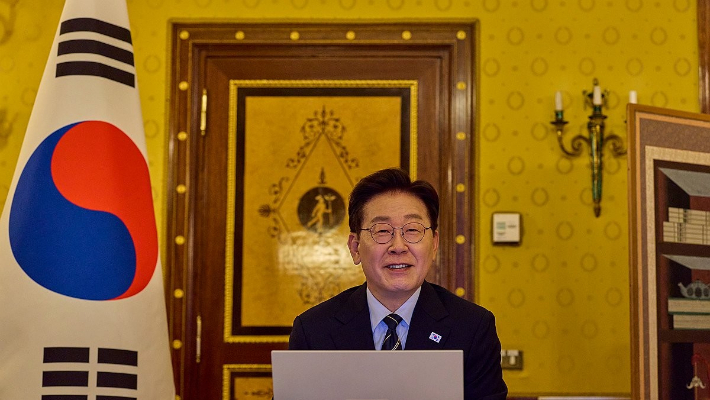 이탈리아를 국빈방문 중인 이재명 대통령이 14일(현지시간) 로마의 한 호텔에서 화상으로 수석보좌관회의를 하고 있다. 연합뉴스