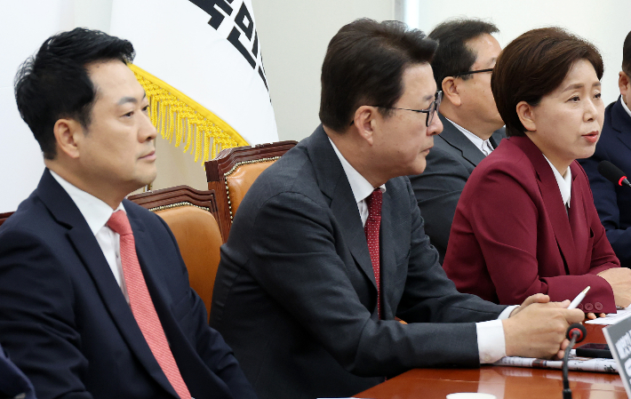 국민의힘 양향자 최고위원이 15일 국회에서 열린 최고위원회의에서 지도부 총사퇴를 제안하고 있다. 연합뉴스