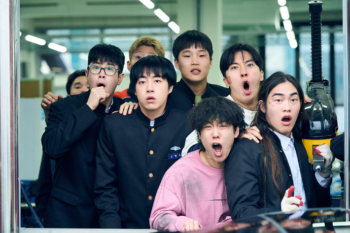 홍종찬 감독은 작품 속 기억에 남는 에피소드로 9회에 등장하는 '와이파이 셔틀'을 꼽았다. 홍 감독은 "우리 세대와 다른 문제였다"며 "작은 피해 같지만 아이의 삶 안으로 들어가면 물리적인 폭력 이상일 수 있겠다 싶었다"고 밝혔다. 넷플릭스 제공