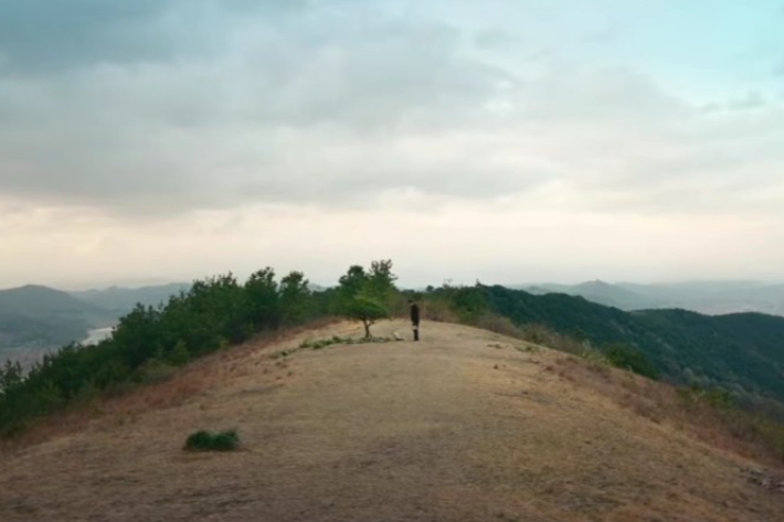 넷플릭스 시리즈 '참교육'은 선을 넘는 학생과 교사, 학부모들로 인해 무너진 대한민국의 교권과 교육 현장을 지키기 위해 창설된 교권보호국 직원들의 활약을 다룬다. 넷플릭스 영상 캡처