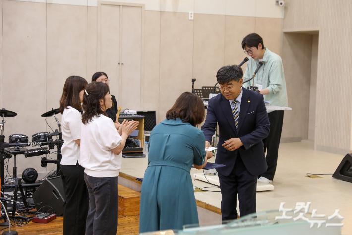 동전주노회 주일학교연합회가 교사강습회에서 모범교사를 표창하며 헌신에 감사를 전하고 있다. 최화랑 기자