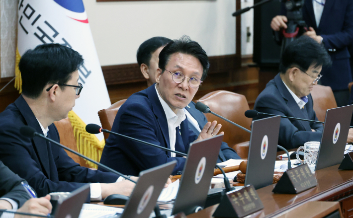 김민석 국무총리가 16일 서울 종로구 정부서울청사에서 열린 국무회의 겸 비상경제본부회의에 참석, 현안을 점검하고 있다. 연합뉴스