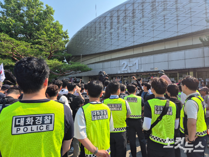 16일 오전 서울 송파구 올림픽공원 핸드볼경기장 앞 봉쇄 집회에서 대화경찰들이 시위대와 대화를 시도하고 있다. 송선교 기자