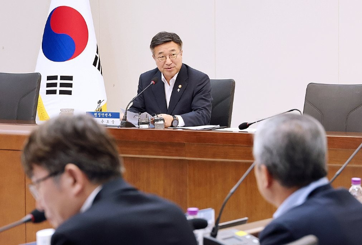 윤호중 행정안전부 장관이 15일 세종시 정부세종청사에서 전남·광주통합특별시 출범 준비 종합점검회의를 주재하고 있다. 연합뉴스