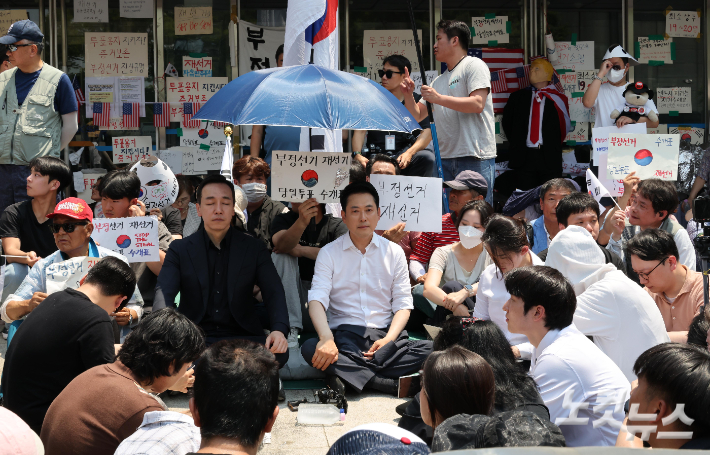 6·3 지방선거 '투표용지 부족 사태'로 12일째 잠실 개표소 봉쇄 시위가 이어지고 있는 16일 경찰과 대한체육회 등 관계자들이 진입을 시도했던 서울 송파구 올림픽공원 핸드볼경기장을 찾은 장동혁 국민의힘 대표가 경찰의 물리력 동원한 건물 진입 시도 중단을 촉구하고 있다. 박종민 기자