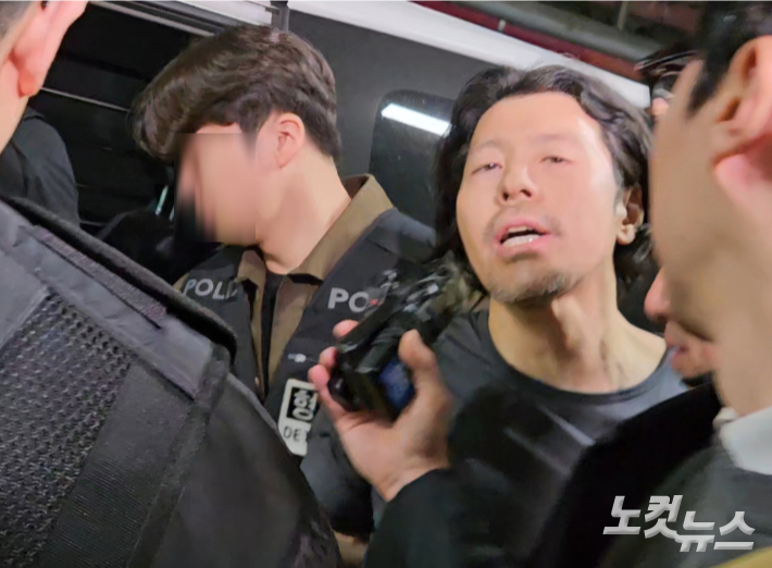 지난 3월 26일 항공사 기장을 살해한 전직 부기장 김동환이 부산 부산진경찰서 유치장에서 나와 검찰로 송치되고 있다. 김혜민 기자