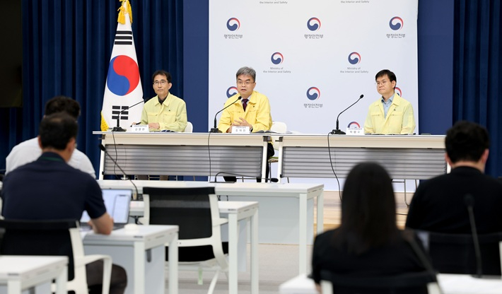 행정안전부 조덕진 사회재난실장이 6월 16일 정부세종청사 중앙동 브리핑룸에서 열린 '여름철 수상 안전관리 강화 대책' 정책설명회에서 수상 안전사고 예방을 위한 주요 대책을 설명하고 있다. 행정안전부 제공