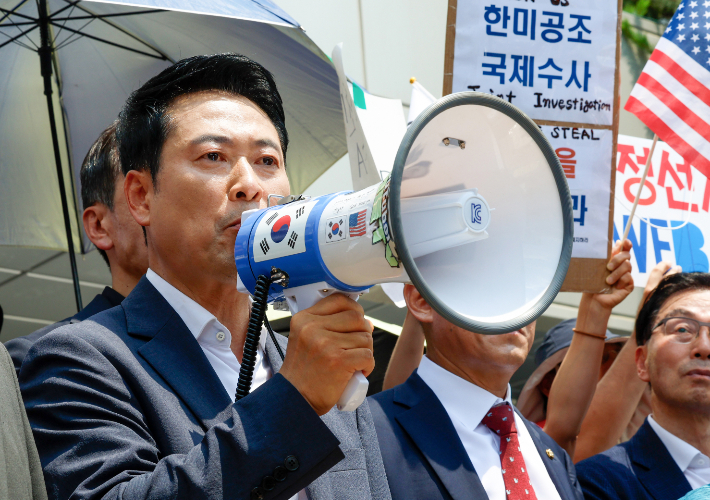국민의힘 장동혁 대표가 서울 송파구 올림픽공원 핸드볼경기장 개표소를 찾아 확성기를 들어 발언하고 있다. 연합뉴스