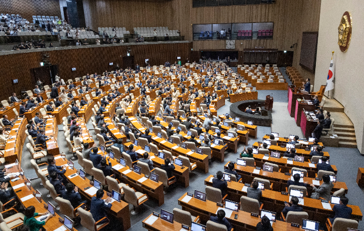 지난 11일 국회 본회의에서는 6·3 지방선거에서 발생한 투표지 부족 사태와 관련한 여야 국정조사 요구서가 보고 됐다. 연합뉴스