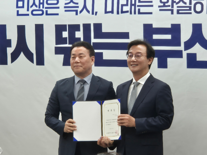 전재수 부산시장 당선인이 차재권 인수위원장에게 위촉장을 수여했다.  박중석 기자