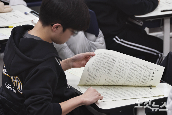 서울 서초구 반포고등학교 3학년 교실에서 학생들이 시험지를 받고 검사하고 있다. 사진공동취재단