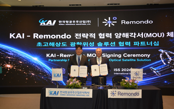 (왼쪽부터)KAI 우주사업본부 서현석 본부장와 레몬도 미국지사 Jim Beckley 대표. KAI 제공