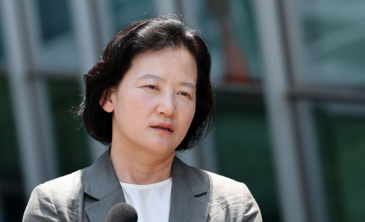 법무부 인사에서 고검 검사급 보직으로 사실상 강등된 정유미 검사장(대전고검 검사)이 11일 서울 서초구 서울행정법원에서 열린 인사명령처분취소 1심 판결선고기일에 출석한 뒤 밖으로 나서며 취재진 질문에 답하고 있다. 연합뉴스