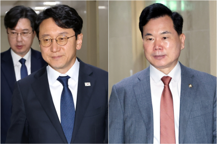 더불어민주당 천준호 원내운영수석부대표(왼쪽)와 국민의힘 김승수 원내운영수석부대표가 16일 국회에서 여야 회동을 위해 입장하고 있다. 연합뉴스