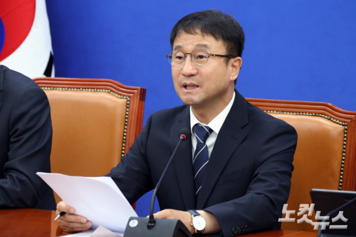 더불어민주당 한병도 원내대표가 16일 서울 여의도 국회에서 열린 원내대책회의에서 발언을 하고 있다. 윤창원 기자