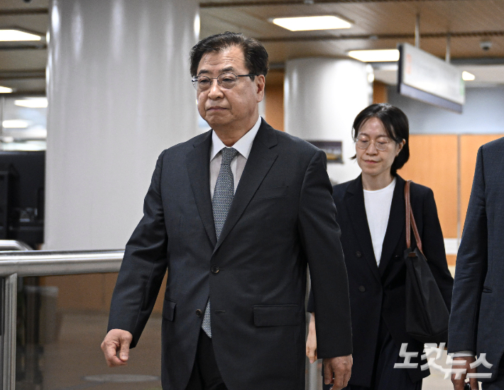 서훈 전 청와대 국가안보실장이 16일 서울 서초구 서울고등법원에서 열린 서해 공무원 피격 사실 은폐 관련 항소심 선고기일에 출석하고 있다. 류영주 기자