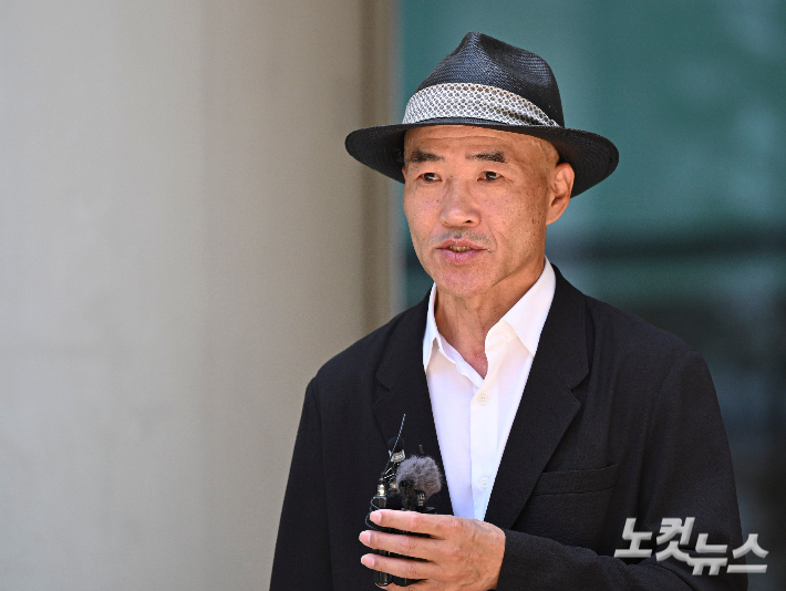 서해 공무원 피격 사건의 유족인 이래진씨가 16일 서울 서초구 법원청사에서 기자회견을 열고 서훈 전 청와대 국가안보실장과 김홍희 전 해양경찰청장이 항소심에서 무죄를 선고받은 데 대한 심경을 발표하고 있다. 류영주 기자